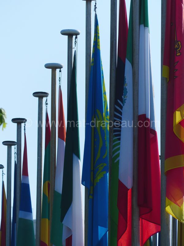 les drapeaux du monde - allée de pavillons internationaux
