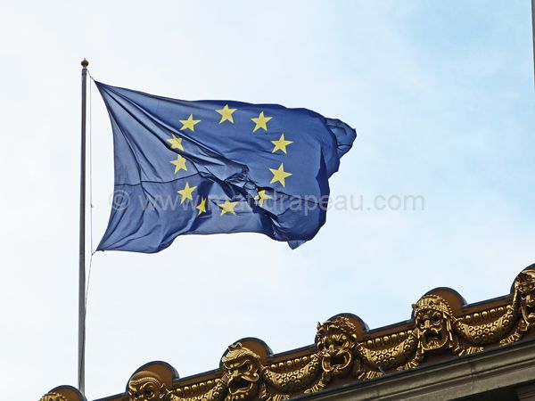 Drapeau européen : pavoisement au sommet d'un édifice