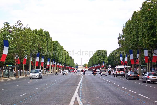 Drapeau france : le 14 juillet avenue des Champs-Elysées