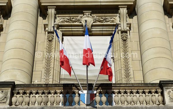 Mât de façade : pavoisement drapeaux français sur écusson